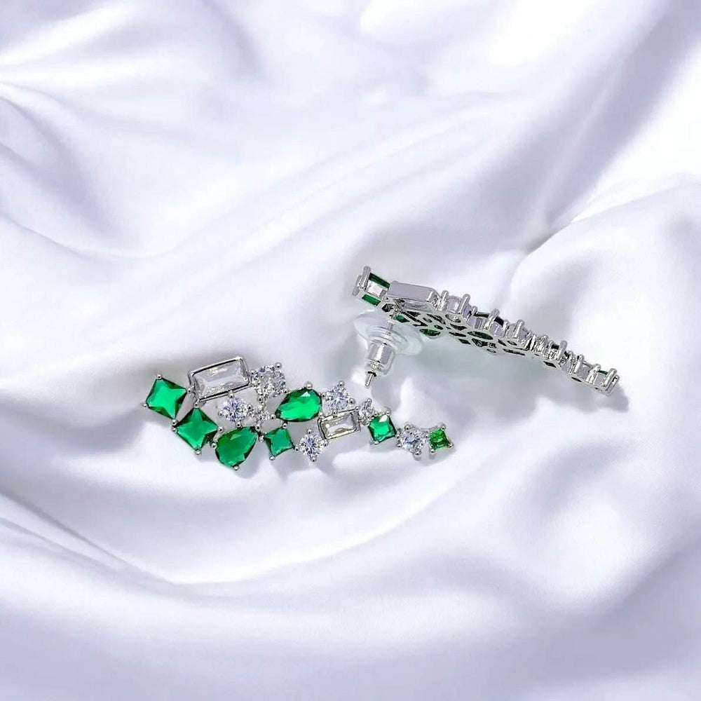 
                      
                        Zilverkleurige fantasie oorbellen met groene zirkonia stenen - Victoria Valenza
                      
                    