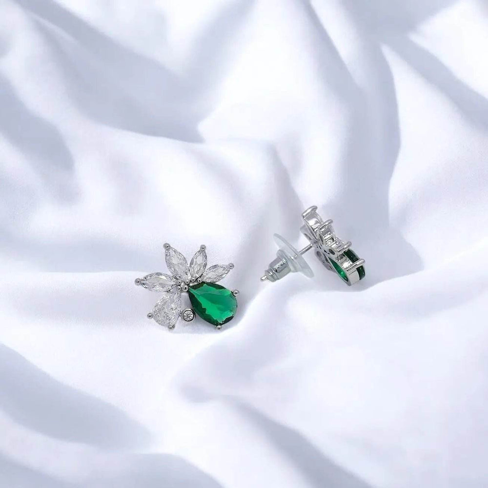 
                      
                        Zilverkleurige oorbellen met witte en groene zirkonia’s - Victoria Valenza
                      
                    