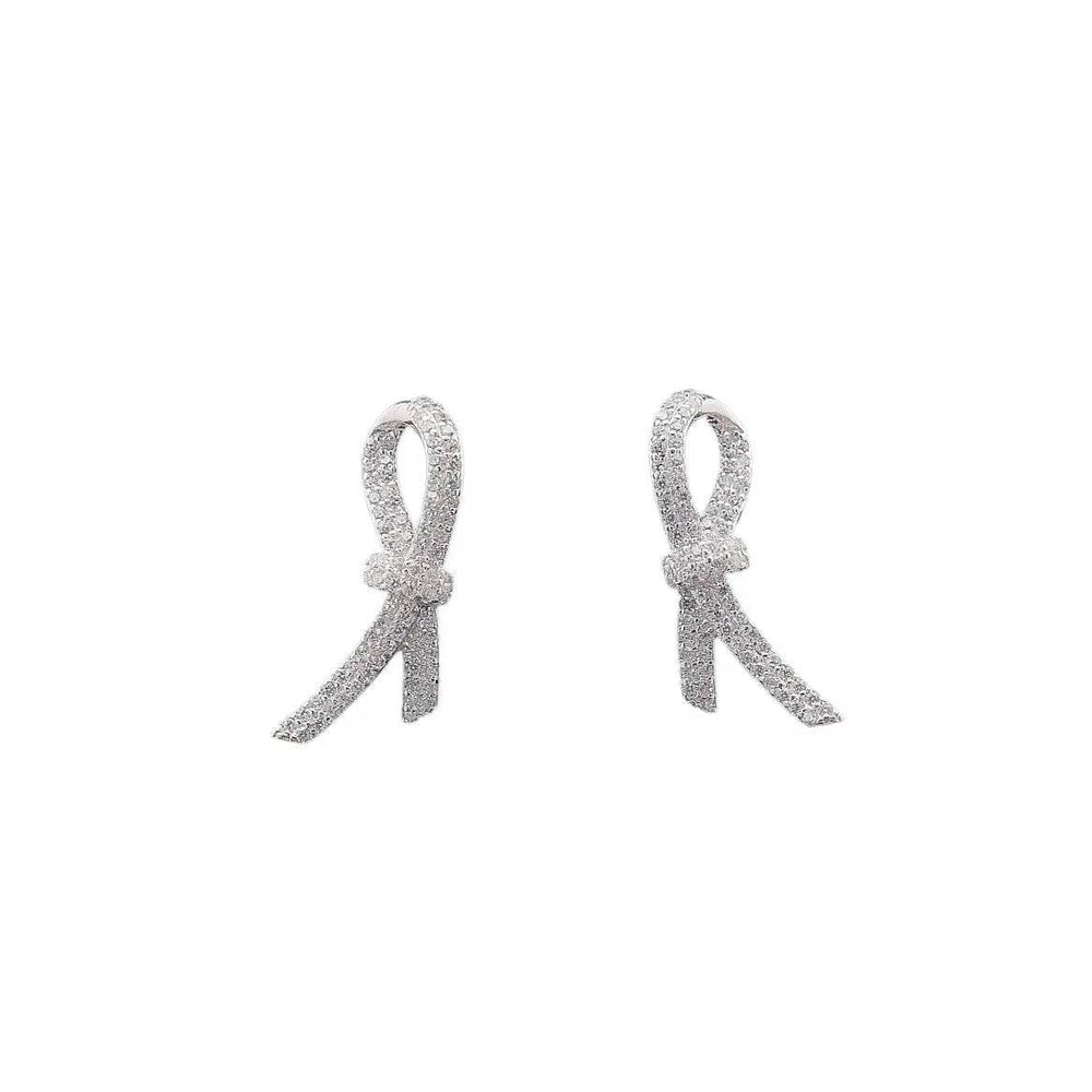
                      
                        Zilveren ribbon oorbellen met zirkonia stenen - Victoria Valenza
                      
                    