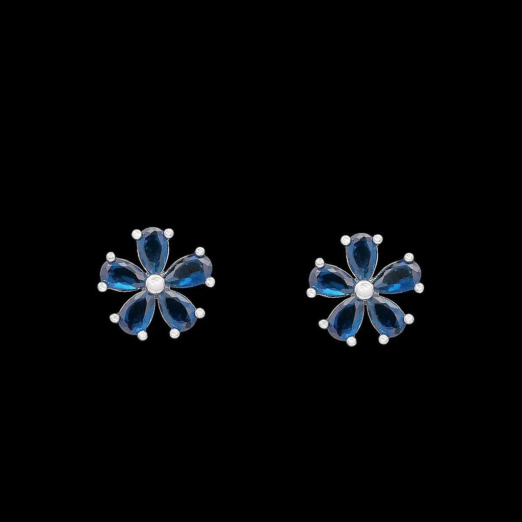 Zilverkleurige bloem oorbellen met donkerblauw zirkonia stenen  Victoria Valenza
