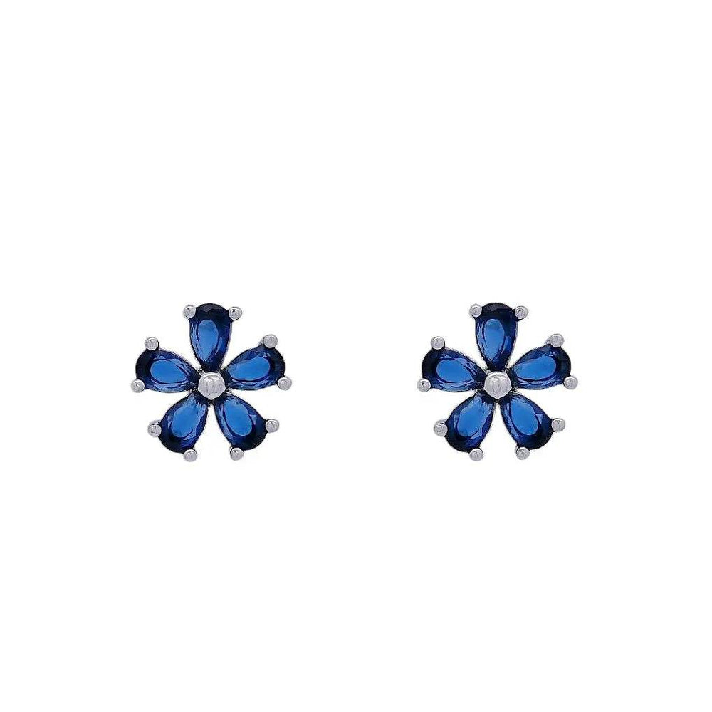 
                      
                        Zilverkleurige bloem oorbellen met donkerblauw zirkonia stenen - Victoria Valenza
                      
                    
