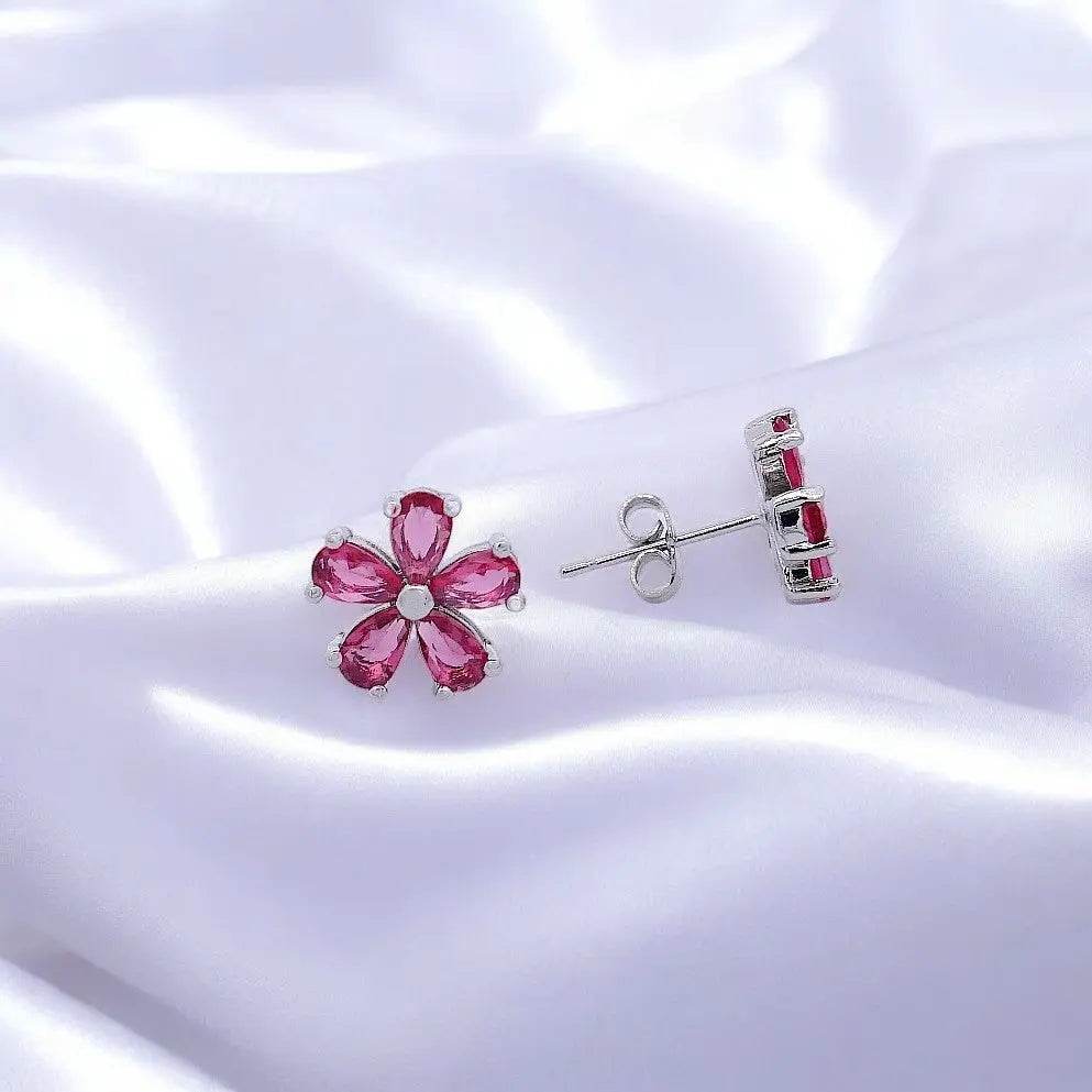 
                      
                        Zilverkleurige bloem oorbellen met roze zirkonia stenen - Victoria Valenza
                      
                    