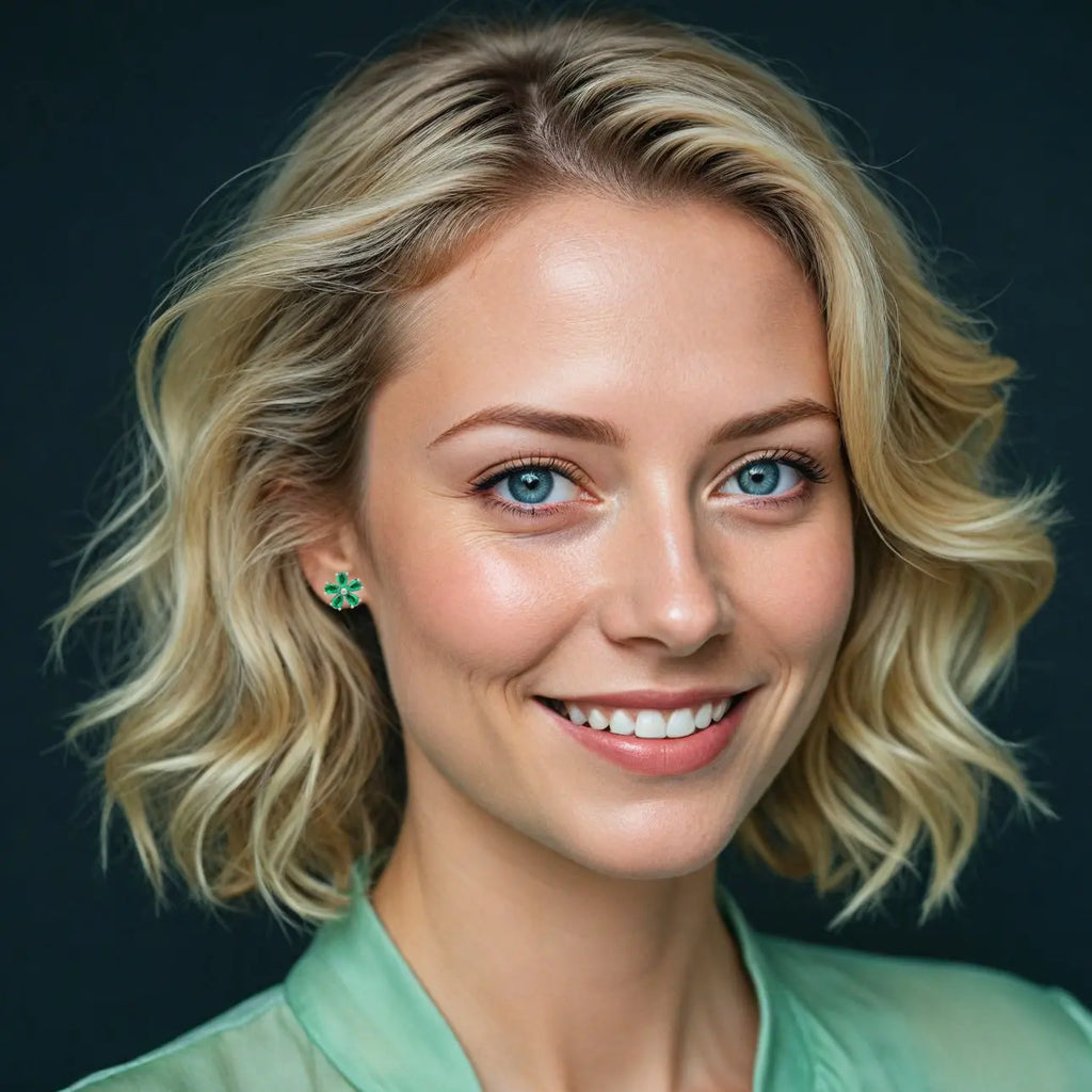 Zilverkleurige bloem oorbellen met groene zirkonia stenen  Victoria Valenza