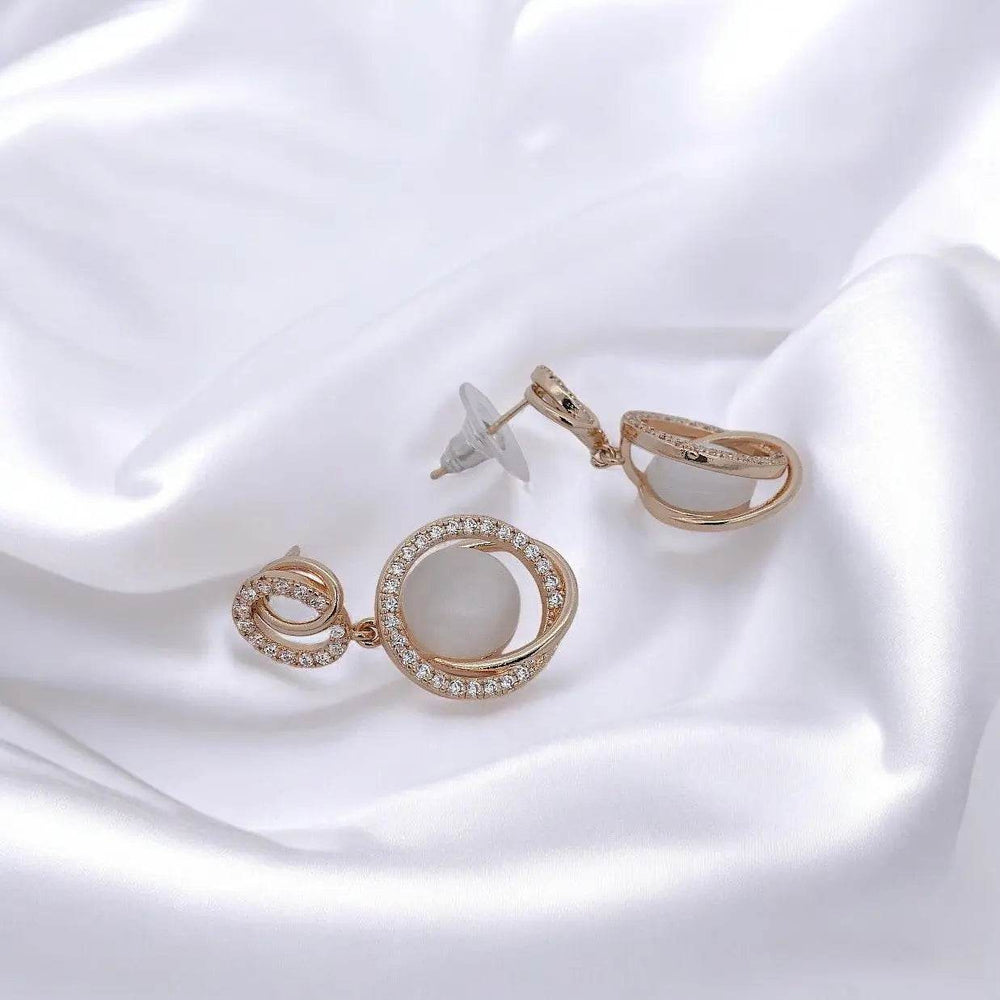 
                      
                        Goudkleurige design oorbellen met maansteen en zirkonia stenen - Victoria Valenza
                      
                    