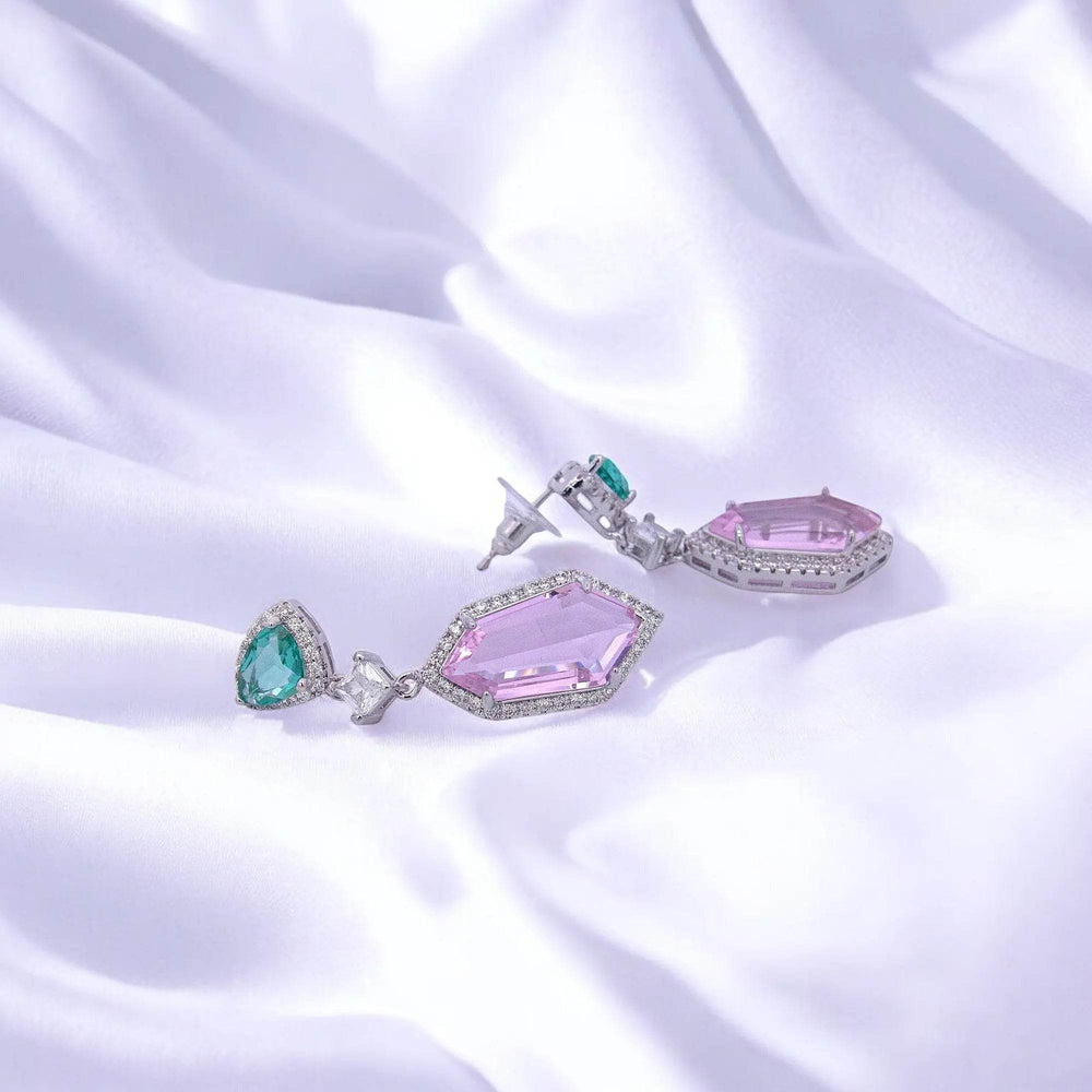 
                      
                        Zilverkleurige fantasie oorbellen met groene en roze zirkonia stenen - Victoria Valenza
                      
                    
