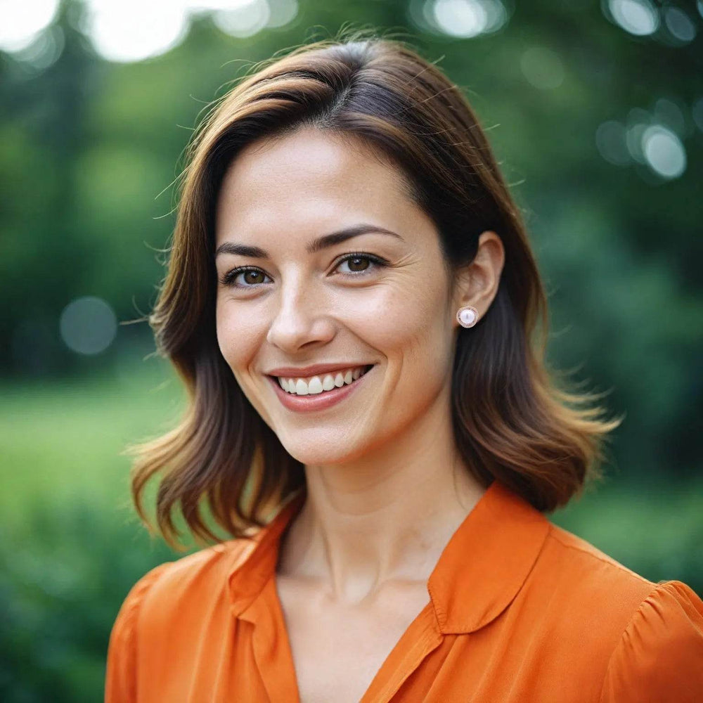 Goudkleurige entourage oorbellen met parels en zirkonia stenen - Victoria Valenza