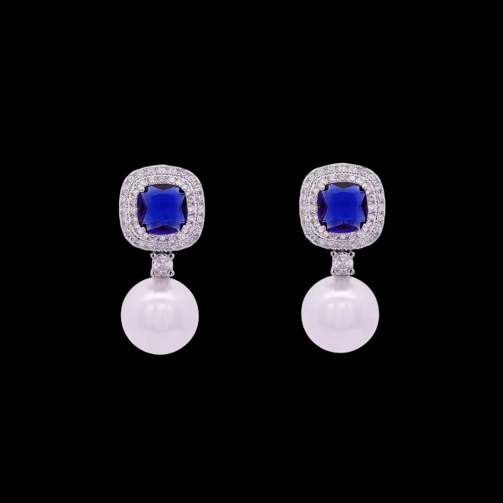 Zilverkleurige entourage oorbellen met parels en blauwe zirkonia stenen  Victoria Valenza