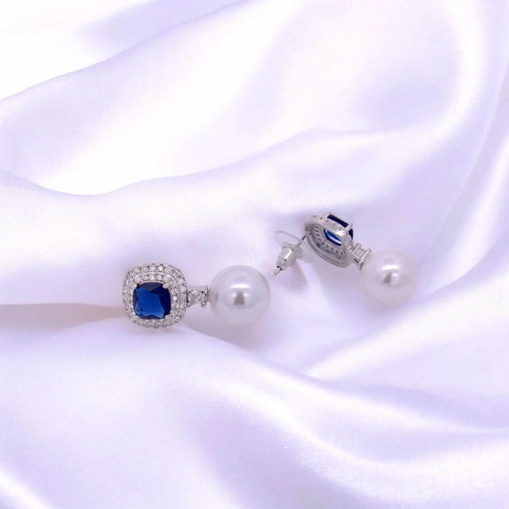 Entourage oorbellen met parels en blauwe zirkonia stenen - Victoria Valenza