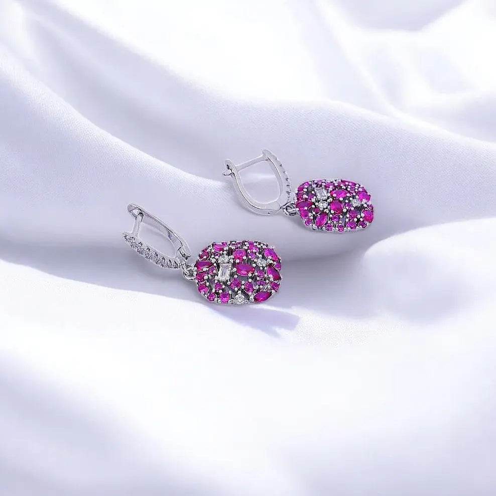 
                      
                        Zilverkleurige oorbellen met roze en witte zirkonia stenen - Victoria Valenza
                      
                    