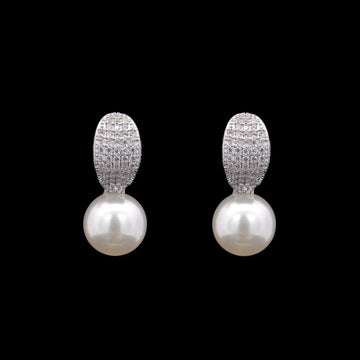 Zilverkleurige oorbellen met parels en pavé zirkonia stenen  Victoria Valenza