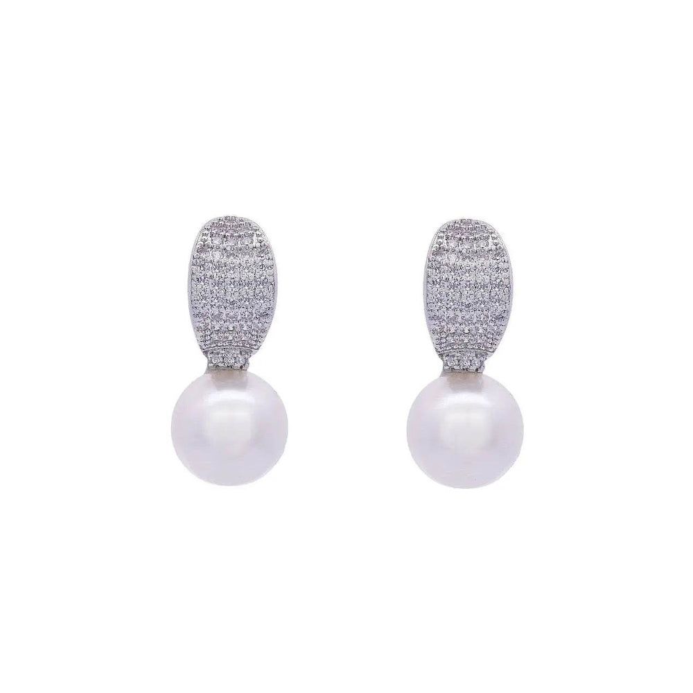 
                      
                        Zilverkleurige oorbellen met parels en pavé zirkonia stenen - Victoria Valenza
                      
                    