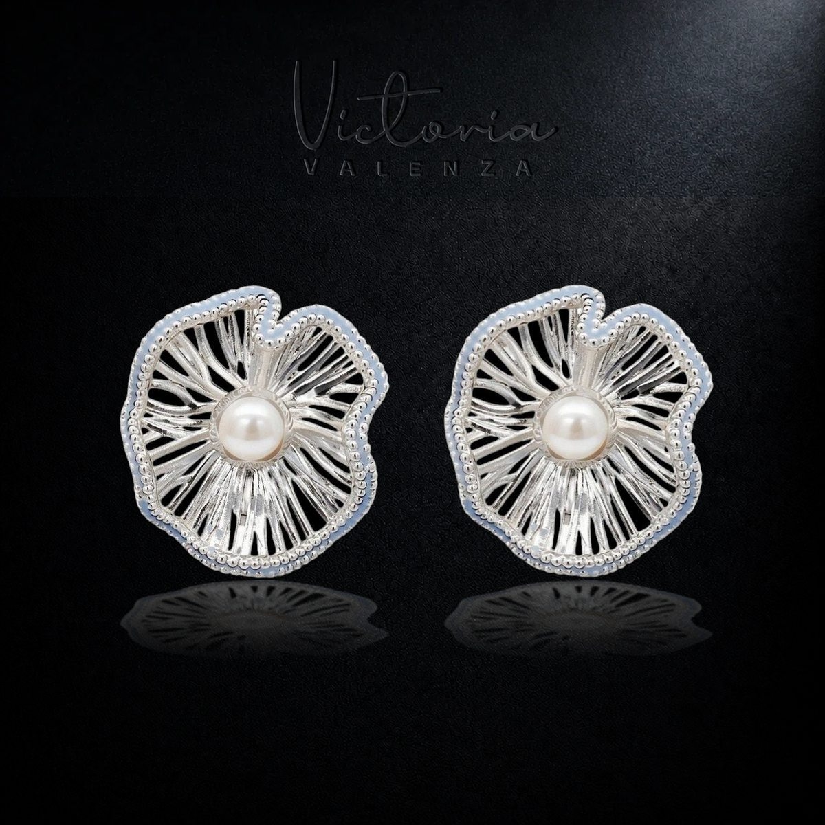 Zilverkleurige Ninfea Clip Oorbellen met Emaille en Parels | Victoria Valenza