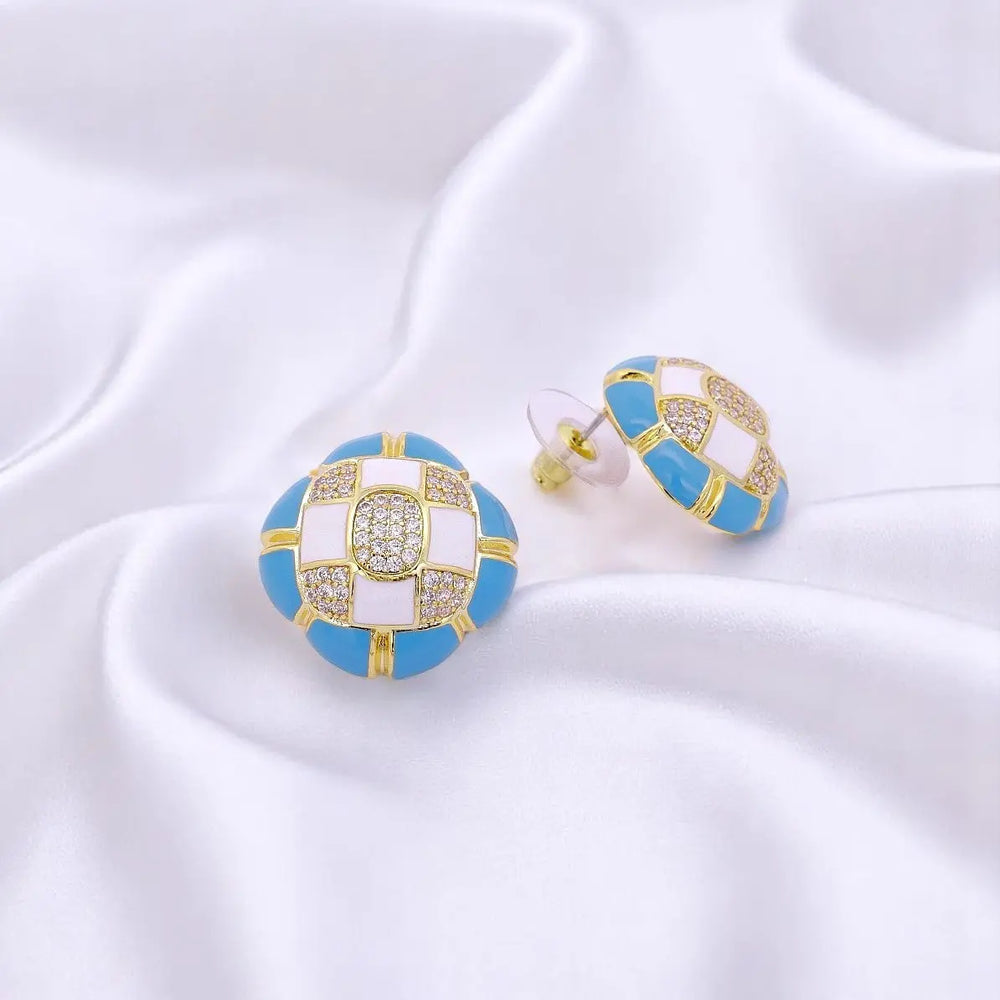 
                      
                        Goudkleurige fantasie oorbellen met witte en lichtblauwe emaille en zirkonia stenen  Victoria Valenza
                      
                    