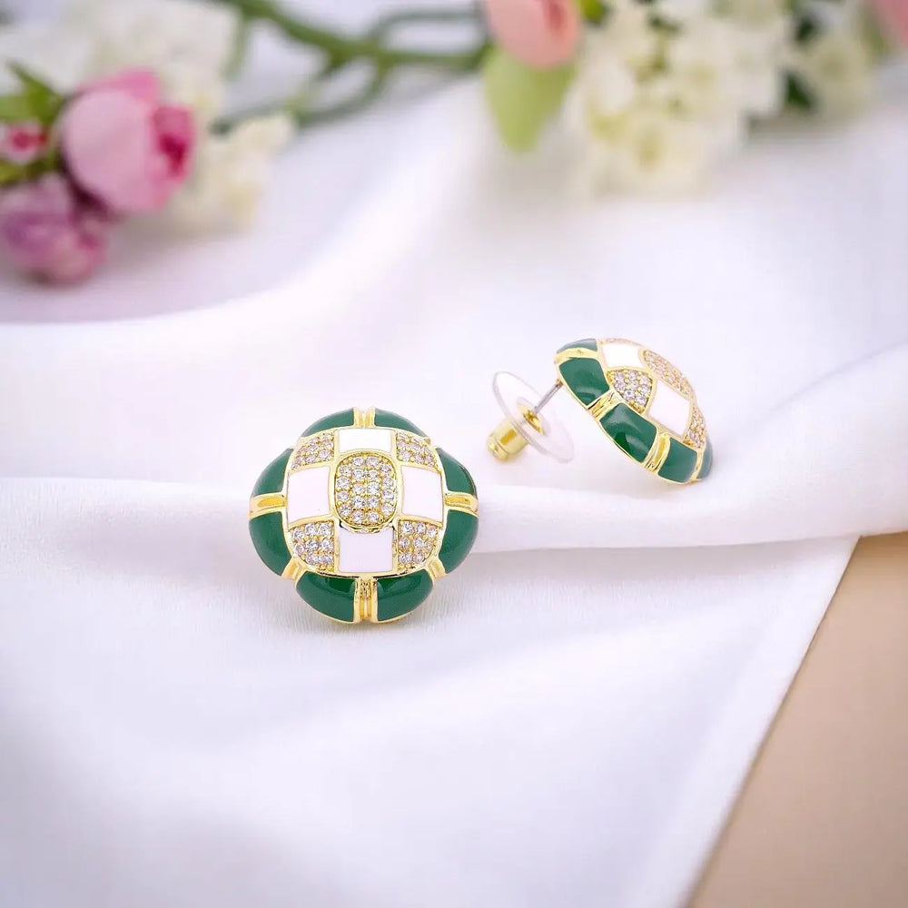 
                      
                        Goudkleurige fantasie oorbellen met witte en groene emaille en zirkonia stenen  Victoria Valenza
                      
                    