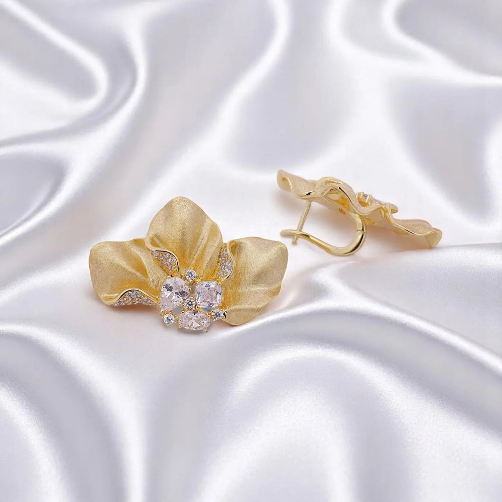 
                      
                        Vergulde lotus bloem oorbellen met zirkonia stenen  Victoria Valenza
                      
                    