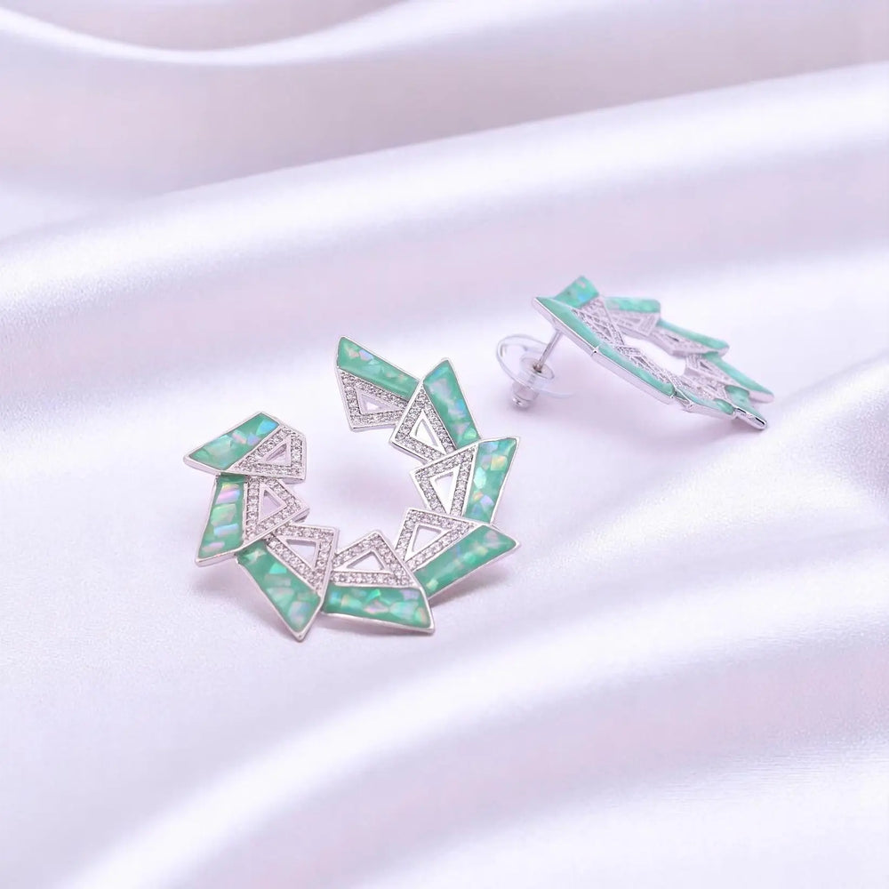
                      
                        Zilverkleurige fantasie oorbellen met groene parelmoer en zirkonia stenen  Victoria Valenza
                      
                    