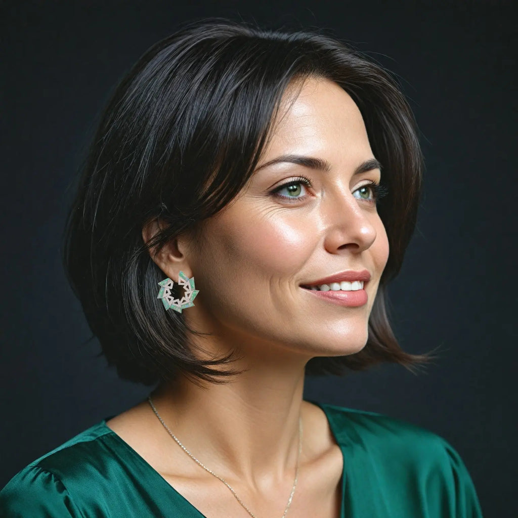Zilverkleurige fantasie oorbellen met groene parelmoer en zirkonia stenen  Victoria Valenza