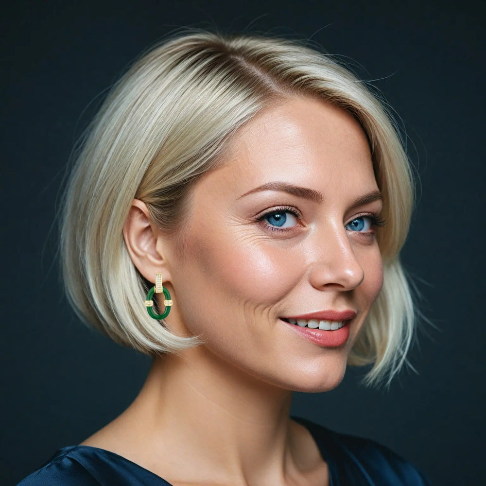 Vergulde ovale oorbellen met groene emaille en zirkonia stenen  Victoria Valenza