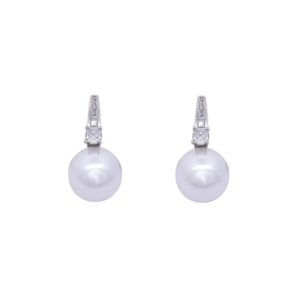
                      
                        Zilverkleurige oorbellen met parels 14mm en zirkonia stenen.  Victoria Valenza
                      
                    