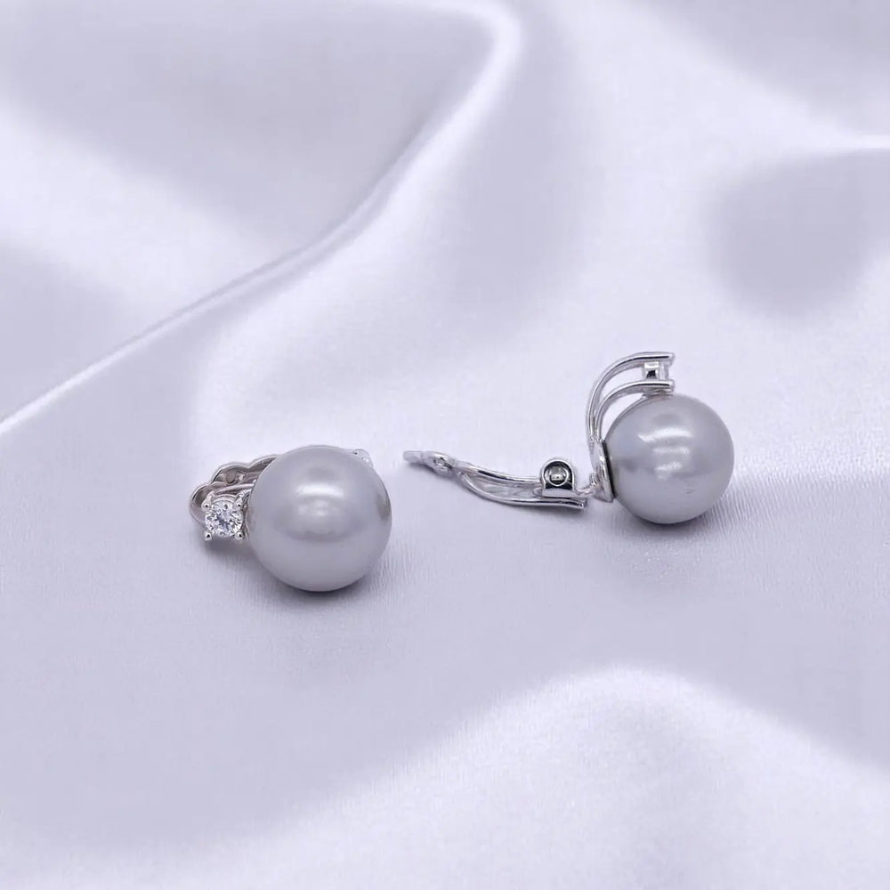 
                      
                        Zilveren clip oorbellen met grijze parels 12 mm en zirkonia stenen  Victoria Valenza
                      
                    