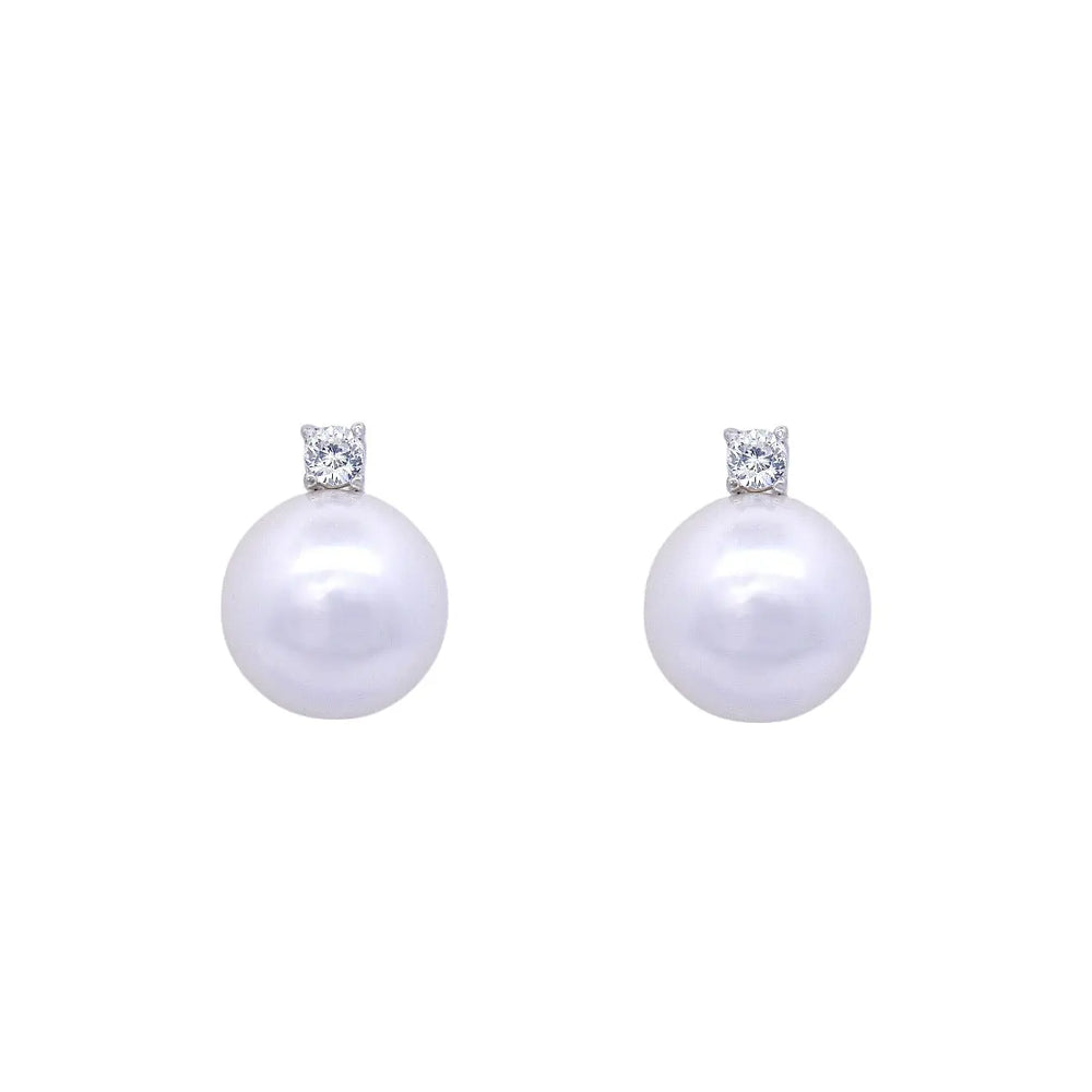 
                      
                        Zilveren oorbellen met parels 12 mm en zirkonia stenen.  Victoria Valenza
                      
                    
