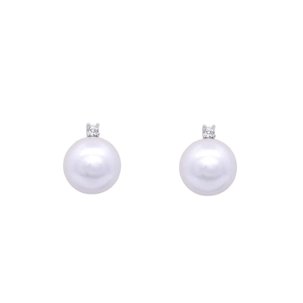 
                      
                        Zilveren oorbellen met parels 10 mm en zirkonia stenen.  Victoria Valenza
                      
                    