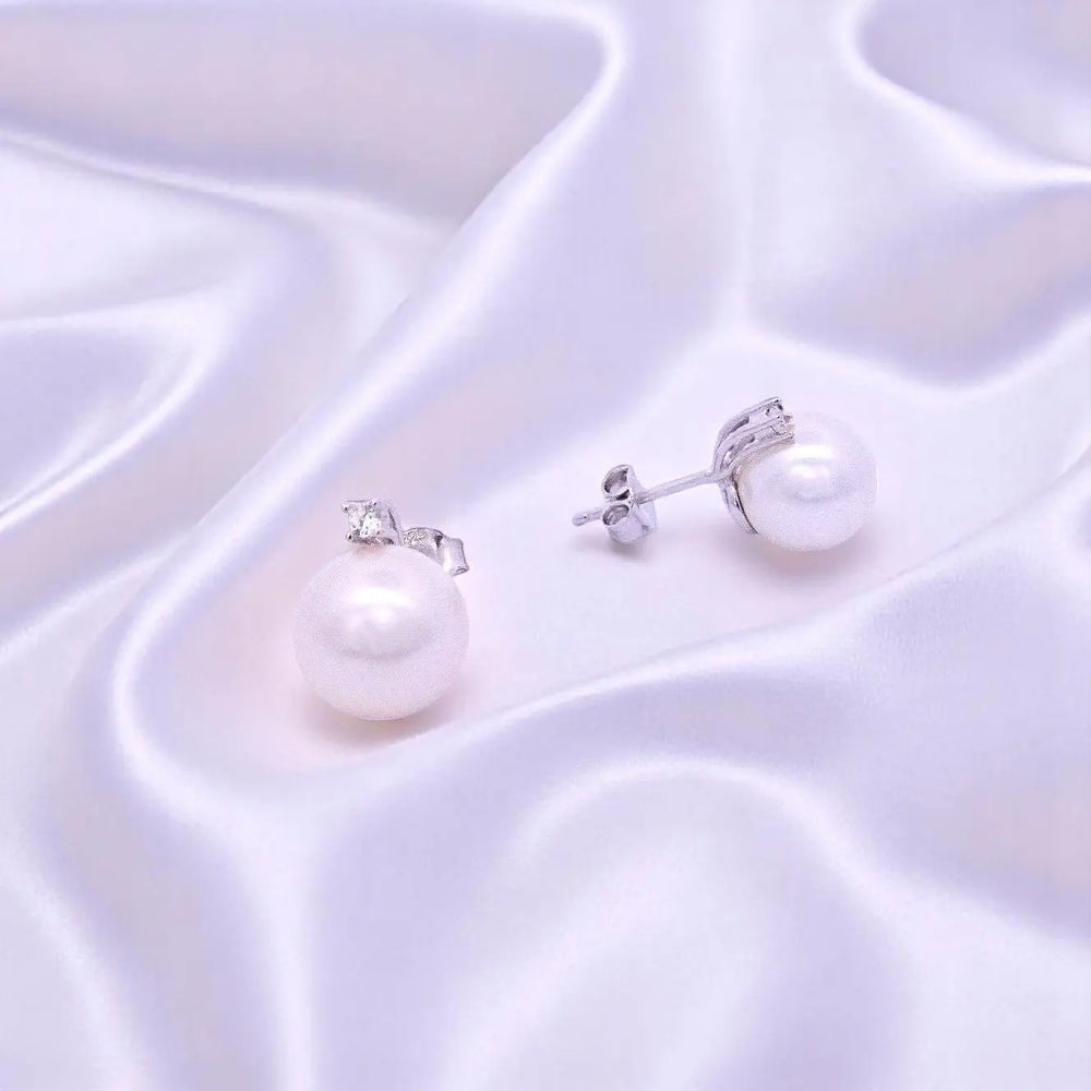 
                      
                        Zilveren oorbellen met parels 10 mm en zirkonia stenen.  Victoria Valenza
                      
                    