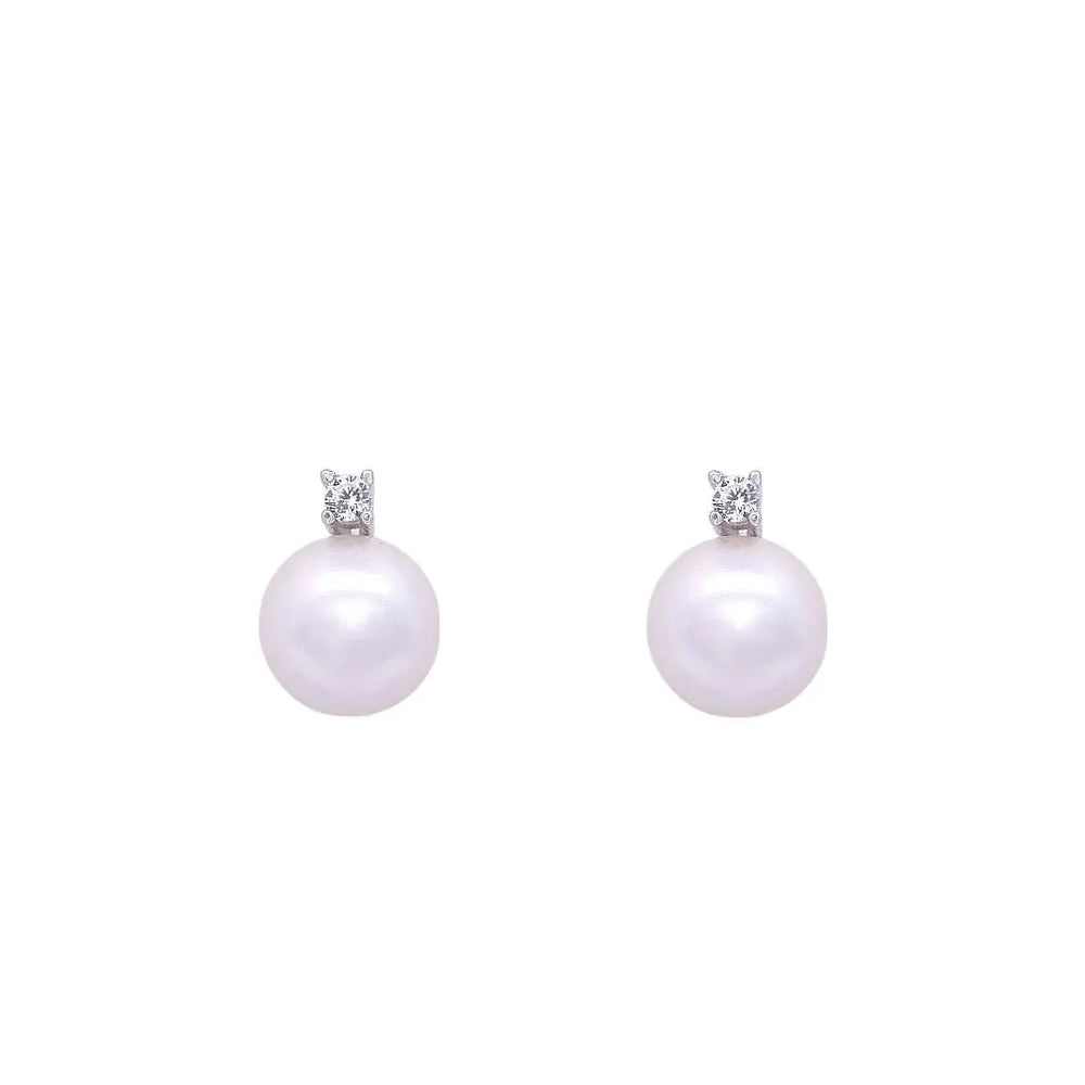 
                      
                        Zilveren oorbellen met parels 8 mm en zirkonia stenen.  Victoria Valenza
                      
                    