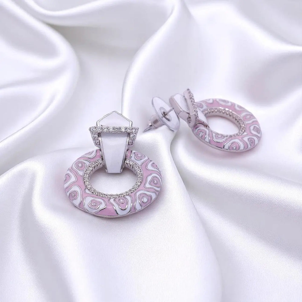 
                      
                        Zilverkleurige gerhodineerde ronde oorbellen met zirkonia stenen en roze en witte emaille  Victoria Valenza
                      
                    