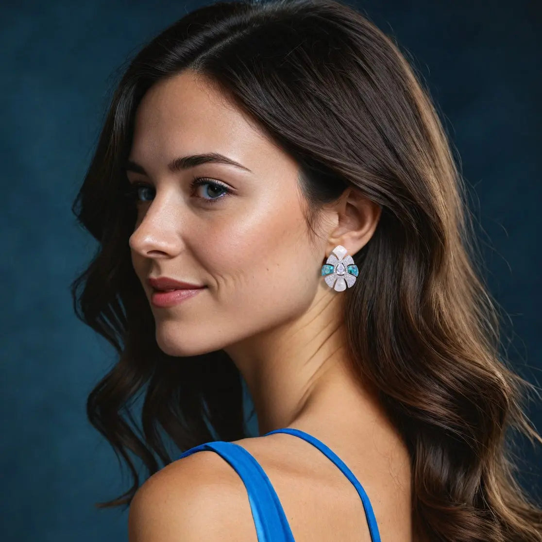 Zilverkleurige gerhodineerde druppel oorbellen met blauw-groene en witte parelmoer en witte zirkonia stenen  Victoria Valenza