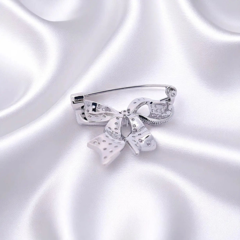 
                      
                        Zilverkleurige strik broche met zirkonia stenen  Victoria Valenza
                      
                    