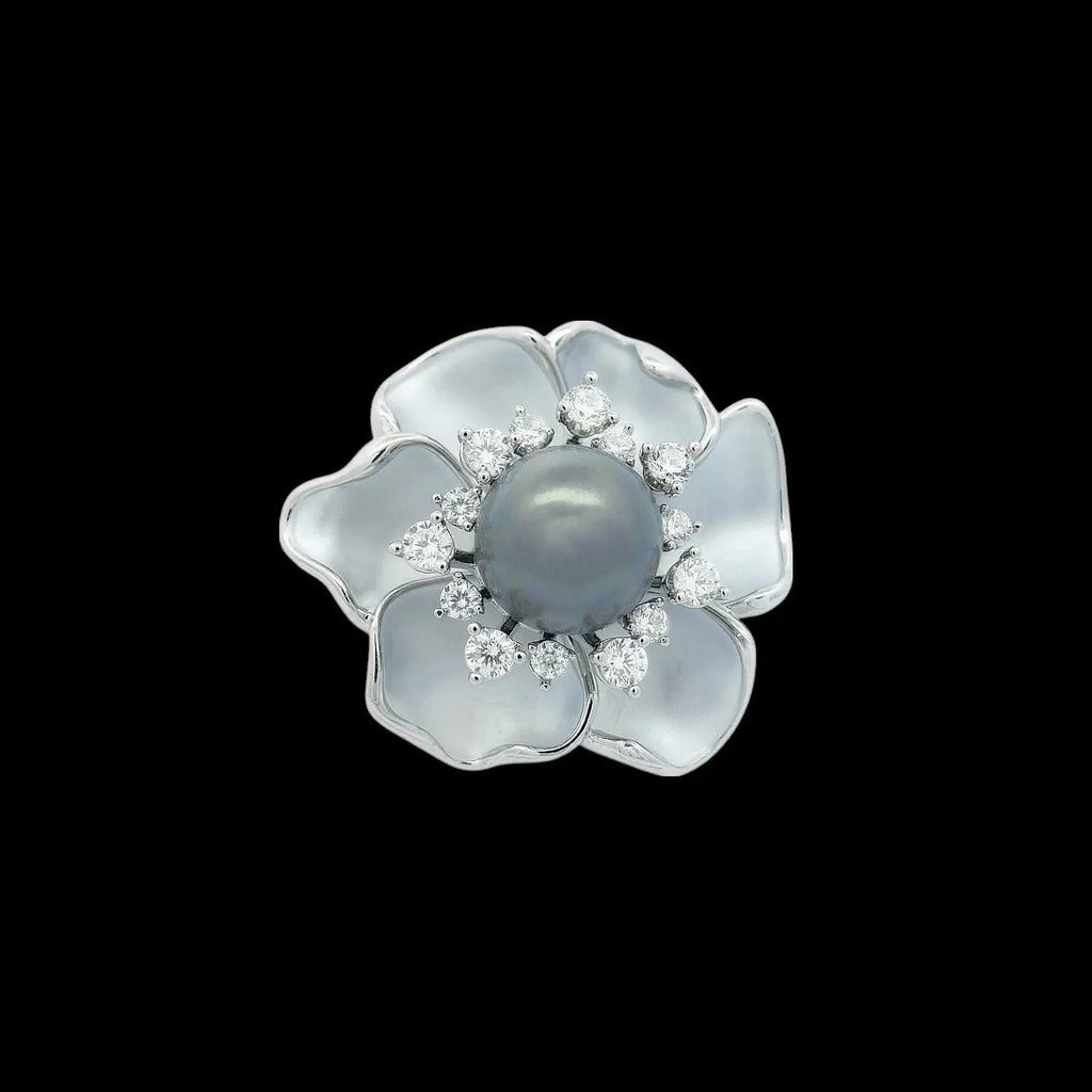 Zilverkleurige bloem broche met grijze parel, zirkonia stenen en emaille  Victoria Valenza