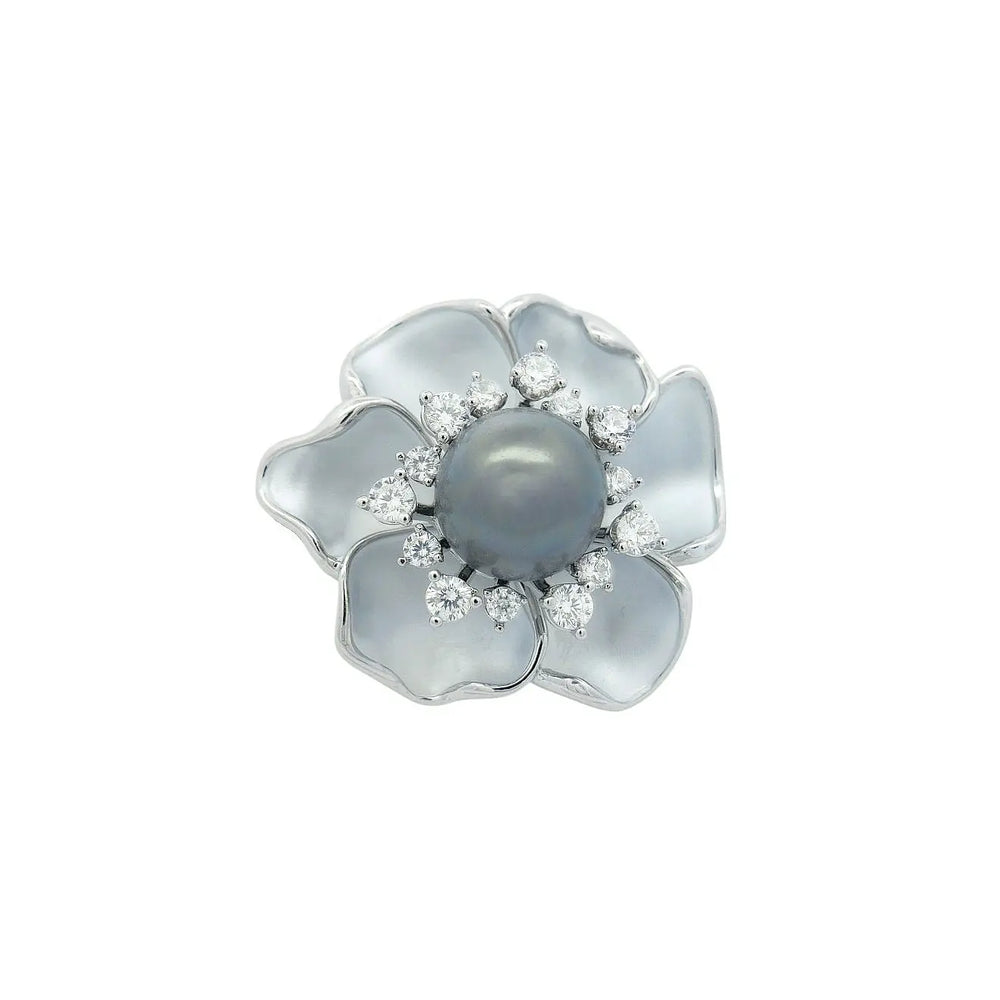 
                      
                        Zilverkleurige bloem broche met grijze parel, zirkonia stenen en emaille  Victoria Valenza
                      
                    