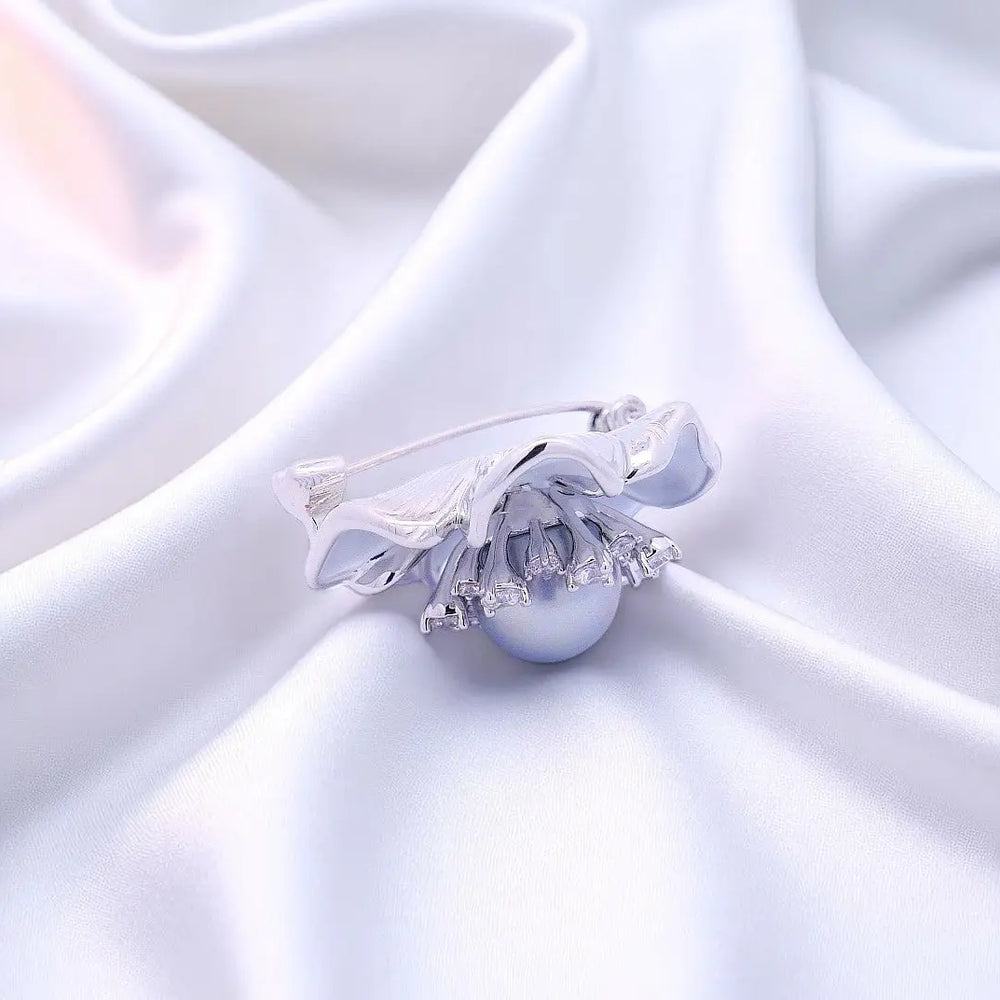 
                      
                        Zilverkleurige bloem broche met grijze parel, zirkonia stenen en emaille  Victoria Valenza
                      
                    