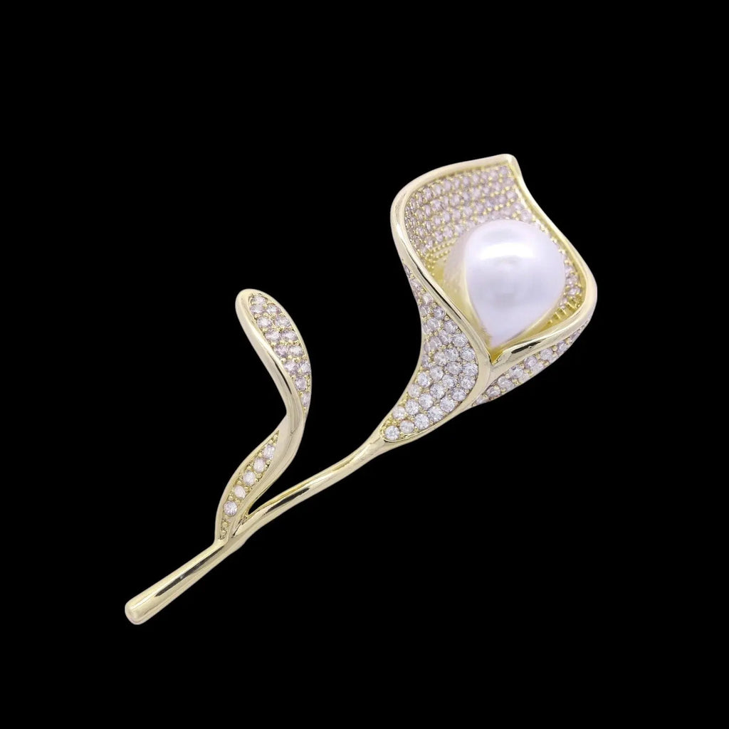 Goudkleurige calla bloem broche met parel en zirkonia stenen  Victoria Valenza