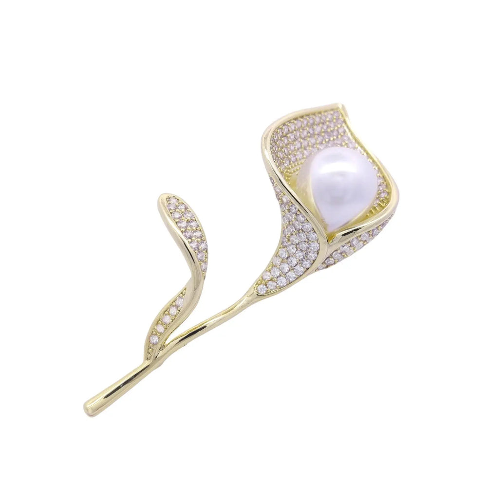 
                      
                        Goudkleurige calla bloem broche met parel en zirkonia stenen  Victoria Valenza
                      
                    