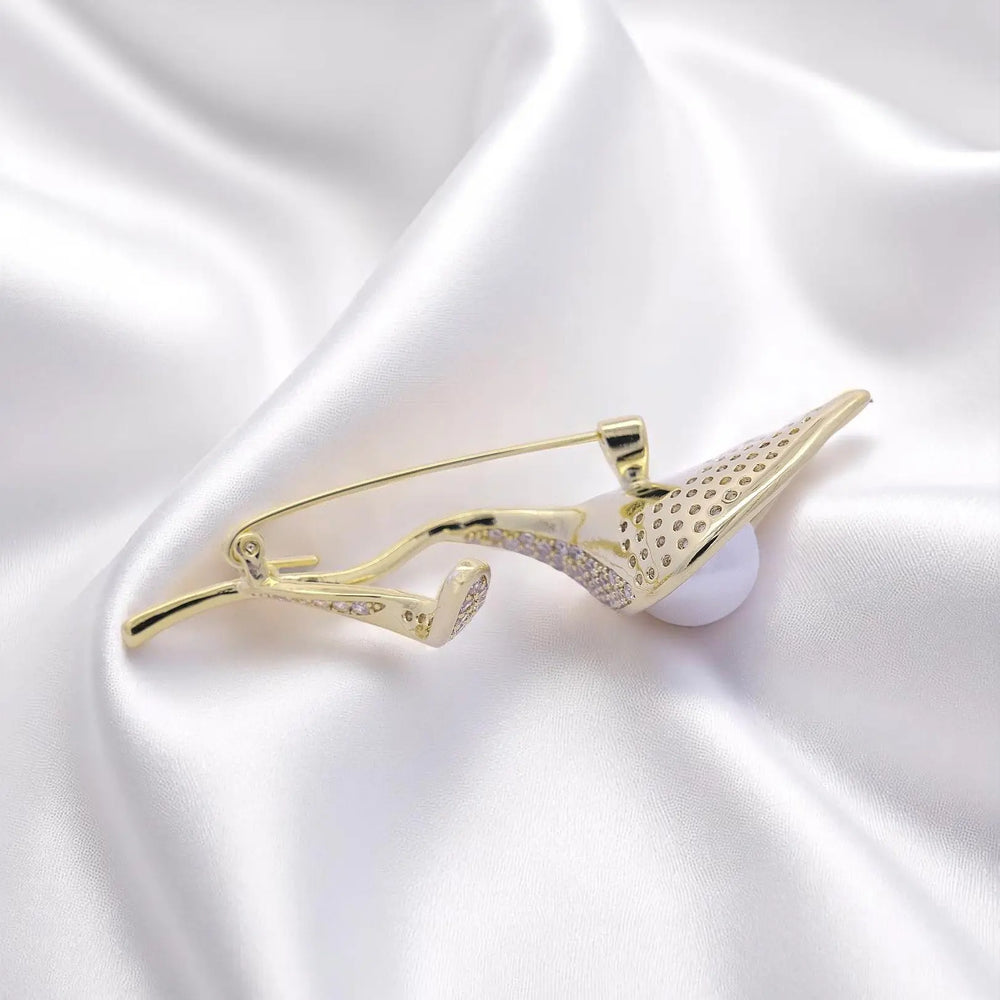 
                      
                        Goudkleurige calla bloem broche met parel en zirkonia stenen  Victoria Valenza
                      
                    