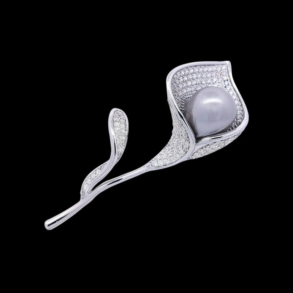 Zilverkleurige calla bloem broche met grijze parel en zirkonia stenen  Victoria Valenza