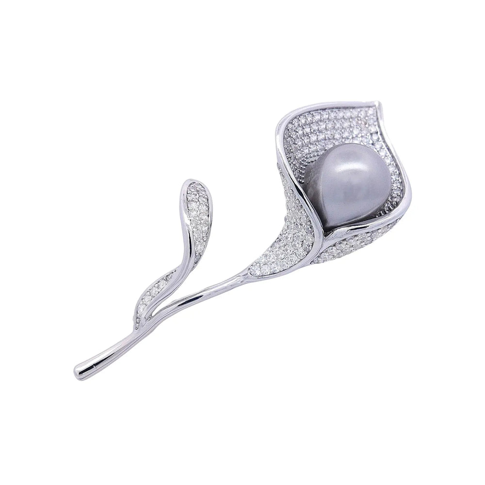 
                      
                        Zilverkleurige calla bloem broche met grijze parel en zirkonia stenen  Victoria Valenza
                      
                    