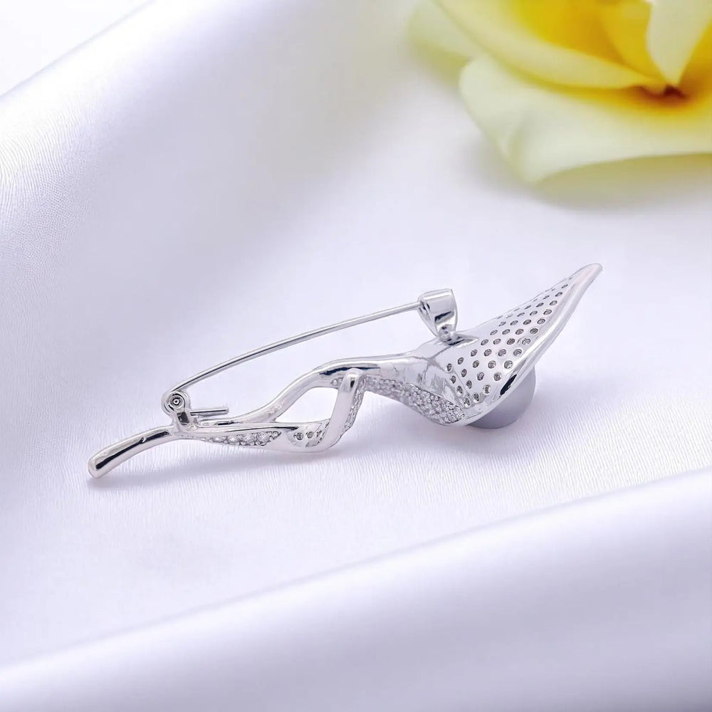
                      
                        Zilverkleurige calla bloem broche met grijze parel en zirkonia stenen  Victoria Valenza
                      
                    