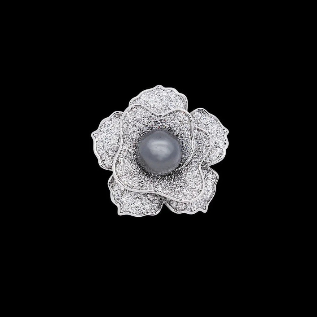 Zilverkleurige camelia broche met grijze parel en zirkonia stenen  Victoria Valenza