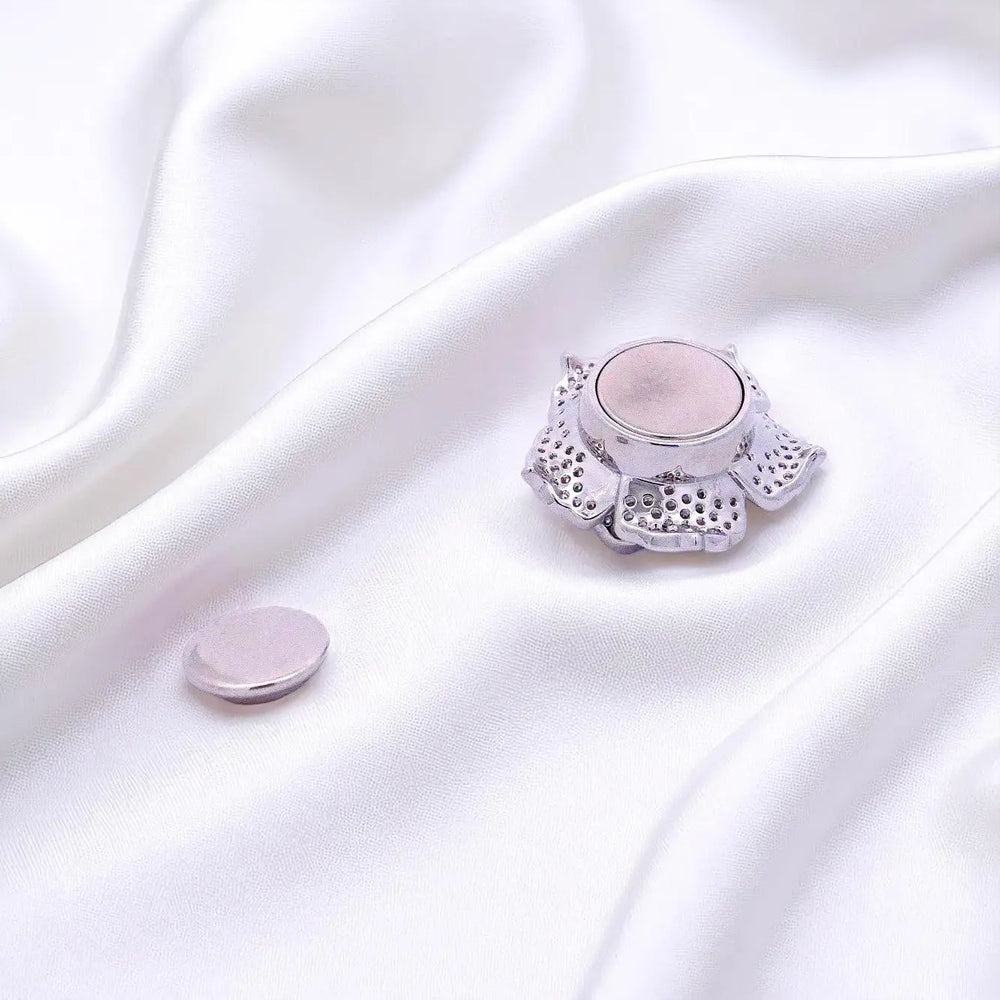 
                      
                        Zilverkleurige camelia broche met grijze parel en zirkonia stenen  Victoria Valenza
                      
                    