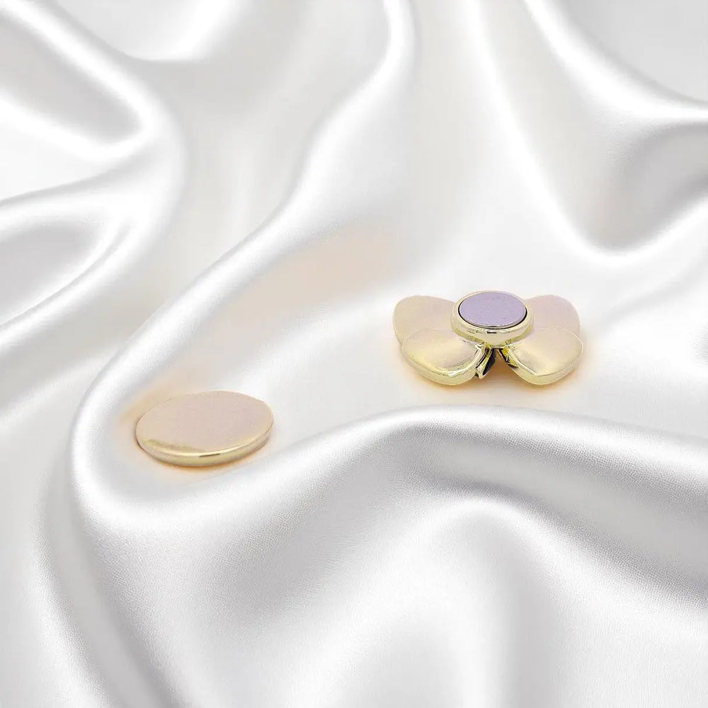 
                      
                        Goudkleurige vlinder broche met grijze parelmoer en zirkonia stenen  Victoria Valenza
                      
                    