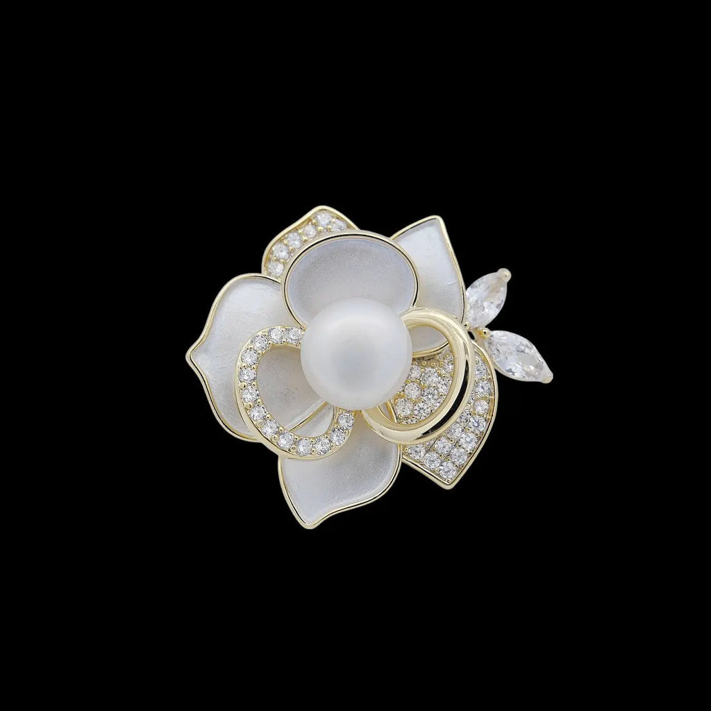 Goudkleurige magnolia broche met parel, emaille en zirkonia stenen  Victoria Valenza