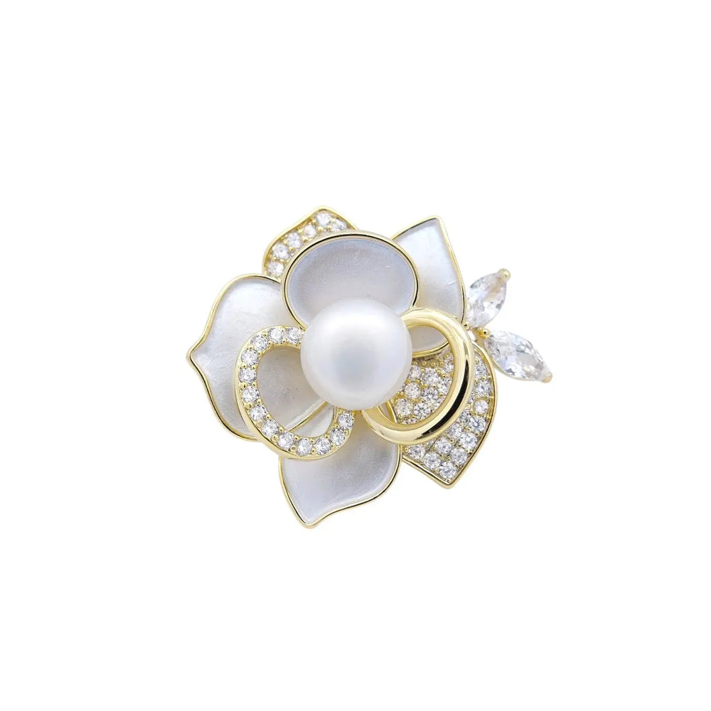 
                      
                        Goudkleurige magnolia broche met parel, emaille en zirkonia stenen  Victoria Valenza
                      
                    