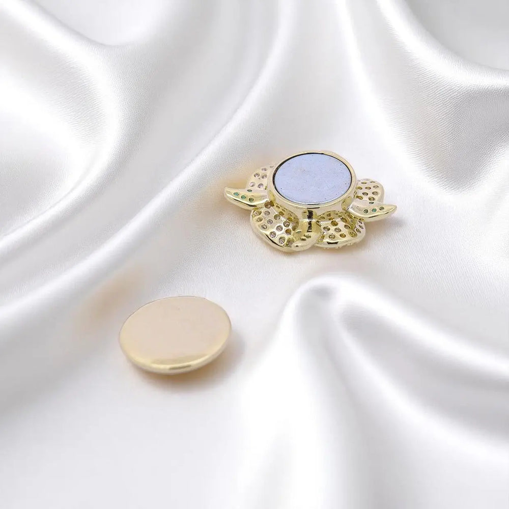 
                      
                        Goudkleurige sakura broche met met gele zirkonia stenen  Victoria Valenza
                      
                    
