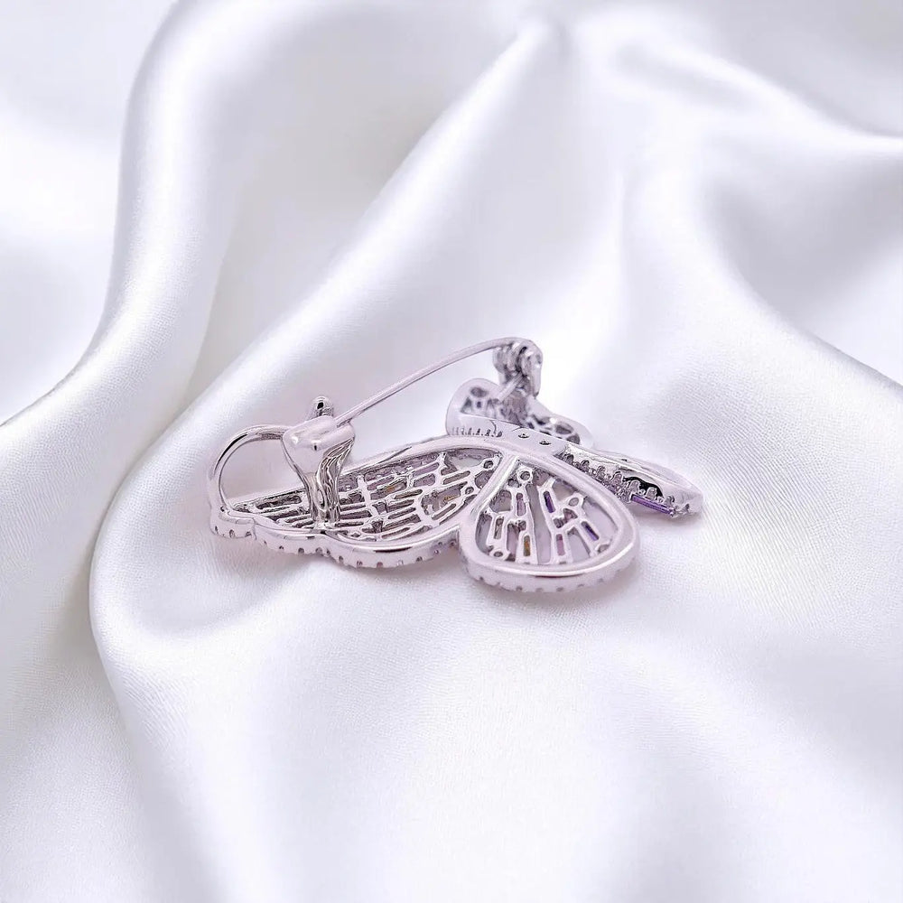 
                      
                        Zilverkleurige vlinder broche tevens hanger met multicolor zirkonia stenen  Victoria Valenza
                      
                    