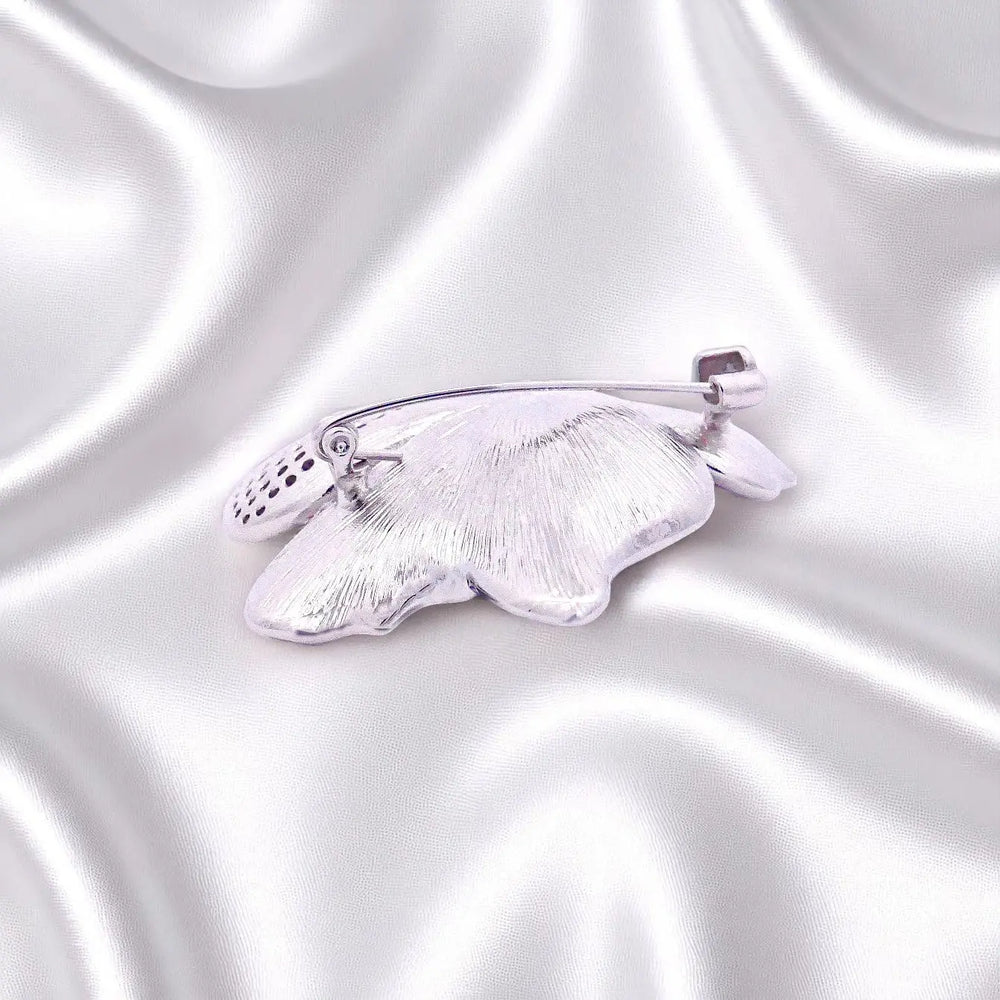 
                      
                        Zilverkleurige sakura broche met parel, emaille en zirkonia stenen  Victoria Valenza
                      
                    