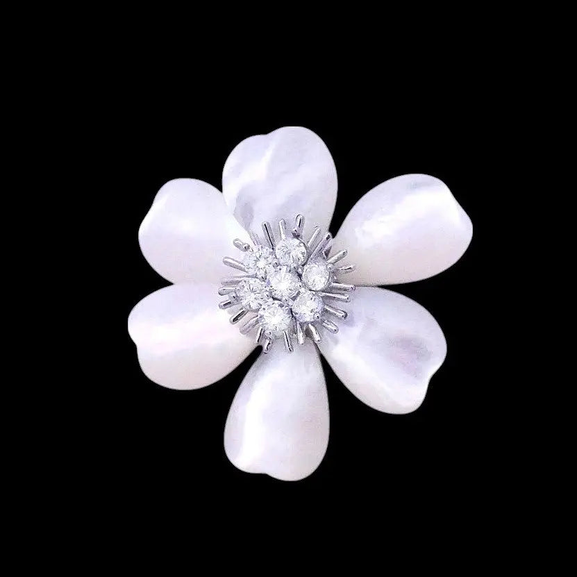 Zilverkleurige jasmijnbloem broche met parelmoer en zirkonia stenen  Victoria Valenza