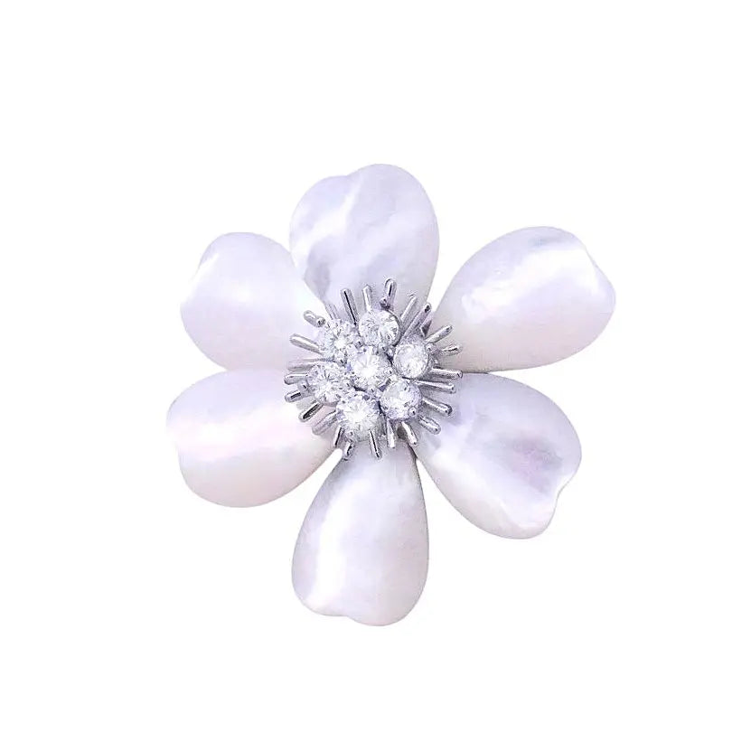 
                      
                        Zilverkleurige jasmijnbloem broche met parelmoer en zirkonia stenen  Victoria Valenza
                      
                    